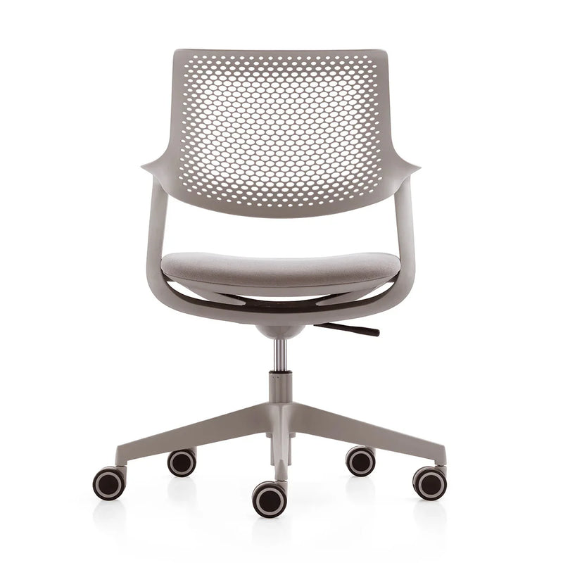 Taupe design vergaderstoel met geperforeerde rugleuning, zwenkwielen en kussenzitting.