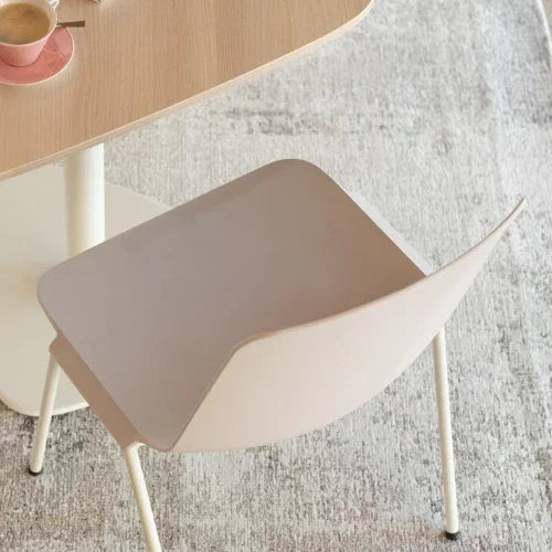 Puc zaalstoel in lichtroze bij houten bureau, moderne kantoorinrichting, kantoormeubels