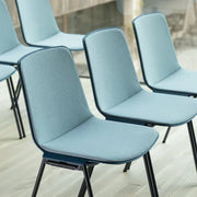Moderne lichtblauw gestoffeerde zaalstoelen op houten vloer, geschikt voor kantoorinrichting