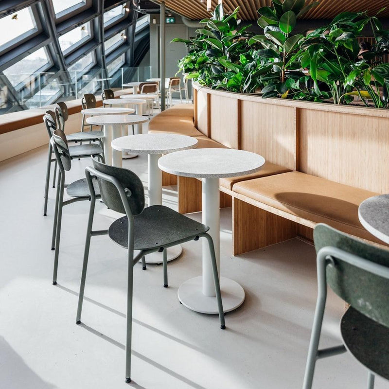 Moderne design kantoormeubels met grijze stoelen, ronde tafels en houten bank in lichte kantoorruimte