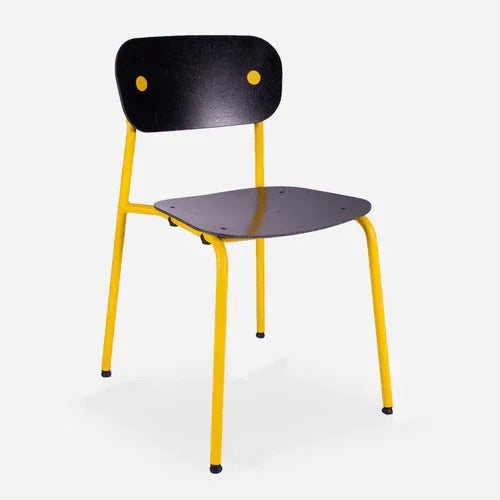 Design kantoorstijl stoel met zwart zitvlak en rugleuning, gele metalen poten