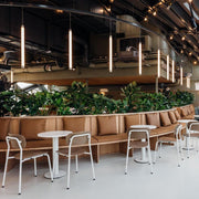 Moderne kantoorruimte met design stoelen, ronde tafels en groene planten, kantoormeubilair