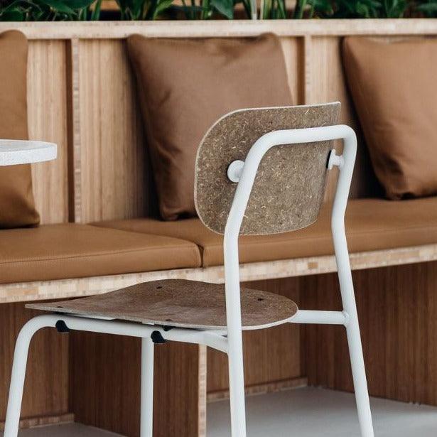 Design bureaustoel met wit metalen frame en houten zitting, kantoormeubilair online