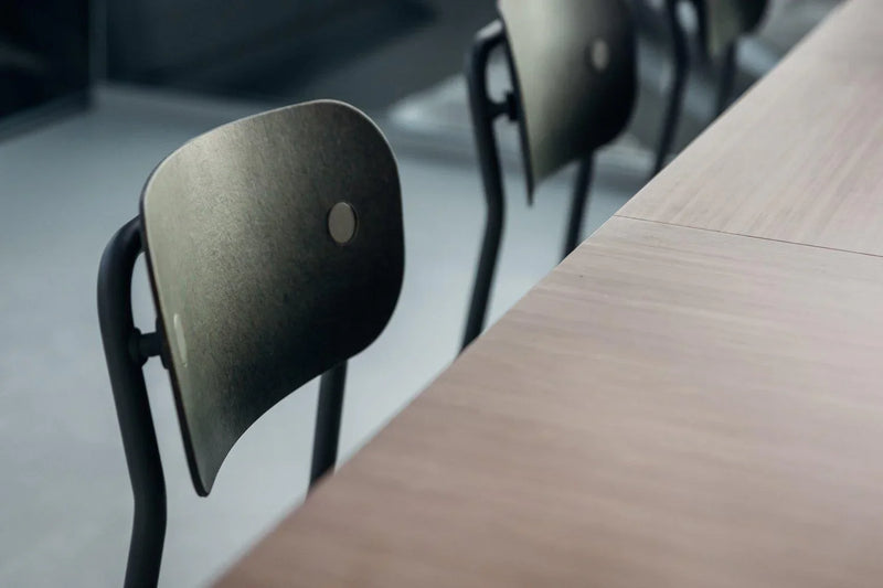 Moderne design bureaustoel bij houten vergadertafel, kantoormeubilair voor werkplekken