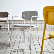 Design bureaustoel met armleuningen, volledig gestoffeerd, op tegelvloer in kantoorruimte