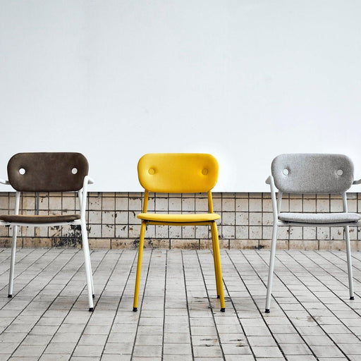 Rebel Chair volledig gestoffeerd in Soil met armleggers - KANTOORMEUBELS.ONLINE