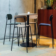 Design counterkrukken en tafel met metalen poten in moderne kantoorruimte, kantoormeubels online