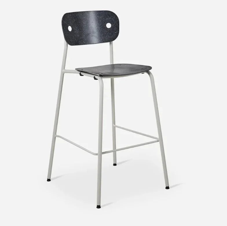 Zwarte design barkruk met metalen frame, ideaal voor kantoor of vergaderruimte.