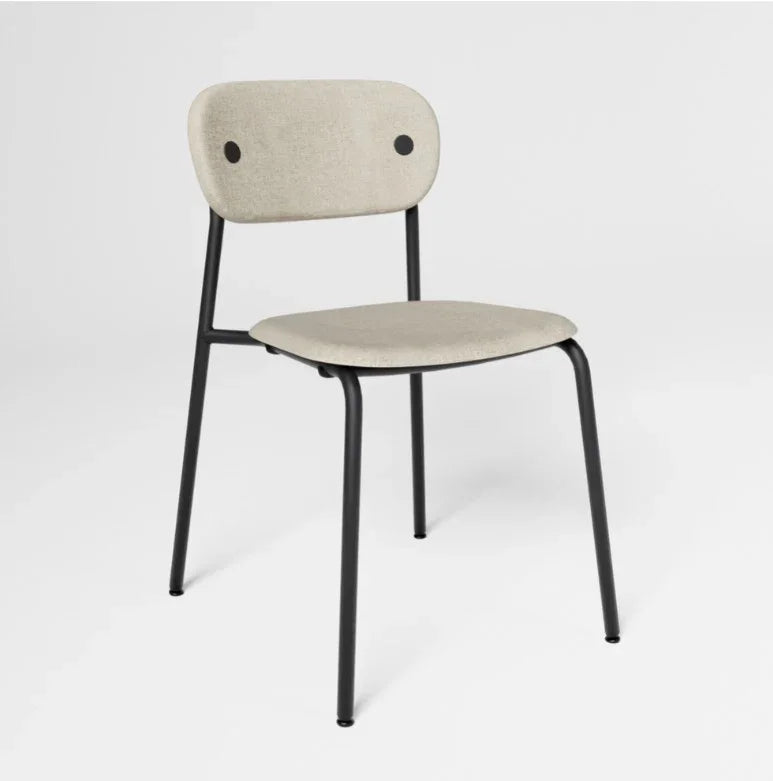 Design kantoorstoel met beige zitting en rugleuning, zwart metalen frame, moderne uitstraling