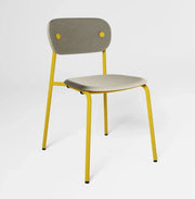 Design kantoorstoel met grijze zitting en rugleuning, gele poten, ideaal voor werkplekken