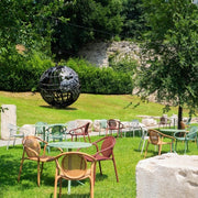 Remind Pedrali terras - stoelen met armleggers, in diverse kleuren, op een zonnig grasveld