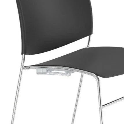 Casala Curvy zwarte stapelbare vergaderstoel met rijverbinding, modern kantoormeubilair.