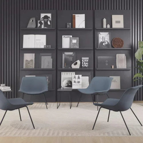 Moderne vergaderruimte met design stoelen en donkere wandkast, kantoormeubilair sfeerbeeld.