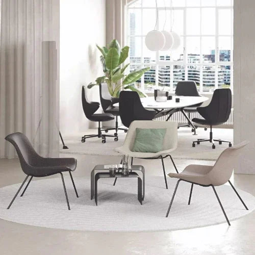 Moderne kantoormeubels: design stoelen en vergadertafel in lichte kantoorruimte.