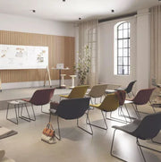 Moderne vergaderruimte met design stoelen, presentatiewand en daglicht, kantoormeubilair