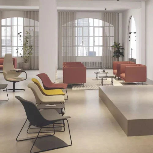 Moderne kantoorruimte met designstoelen, vergaderbanken en grote ramen, kantoormeubilair