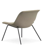 Design lounge stoel met beige stoffering en zwarte stalen poten, kantoormeubilair