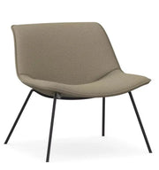 Bruine design fauteuil met stoffen bekleding en zwarte metalen poten, moderne kantoorstoel