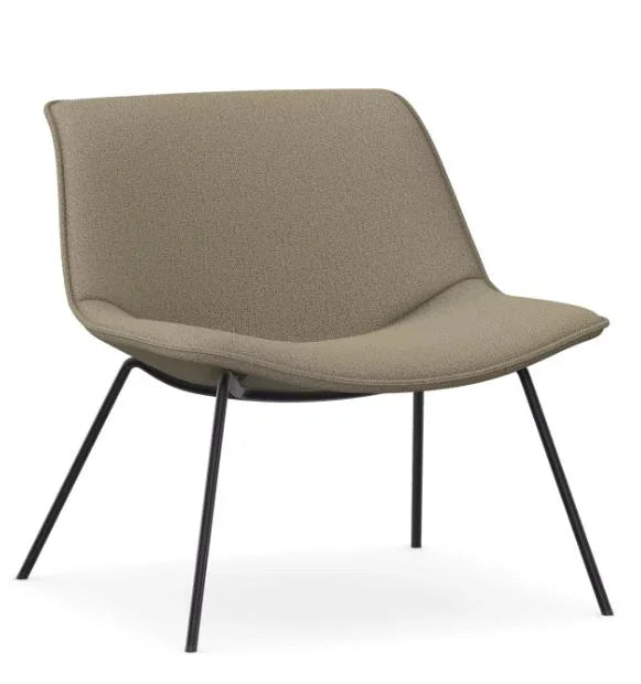 Bruine design fauteuil met stoffen bekleding en zwarte metalen poten, moderne kantoorstoel