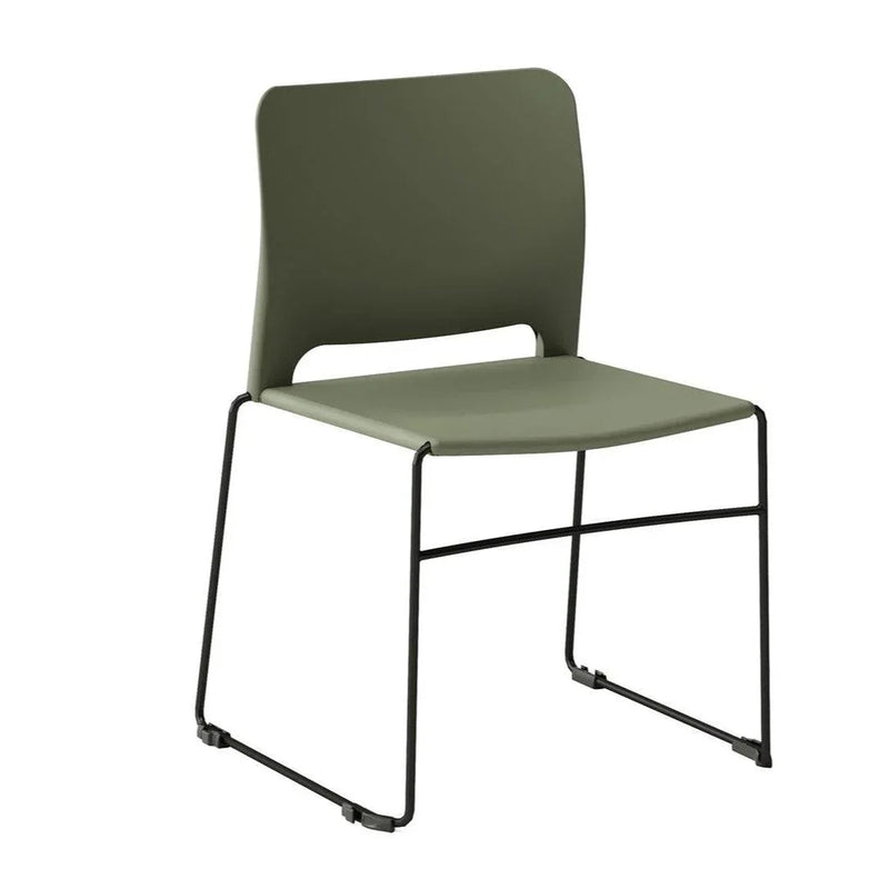 Grijze-groene kunststof stapelbare zaalstoel met zwart metalen frame, geschikt voor kantoorinrichting.