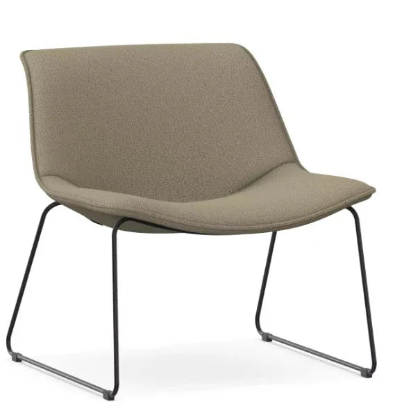 Design lounge stoel met beige stoffering en slanke metalen poten voor kantoorinrichting