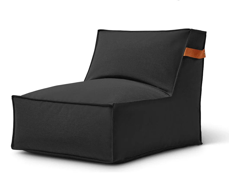 Zwarte zitzak stoel met lederen handvat, modern design, geschikt voor kantoor of thuisgebruik.