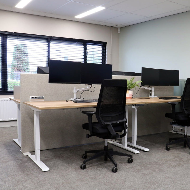 Scheidingswand tussen 2 werkplekken of bureaus