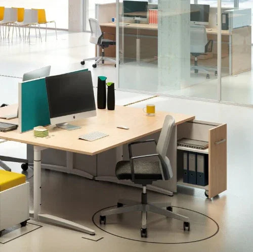 Modern design kantoorinrichting met ruime bureaus, bureaustoelen en glazen wanden.