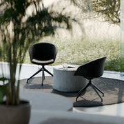 Moderne kantoormeubelset met twee zwarte designstoelen en ronde tafel in lichte kantoorruimte