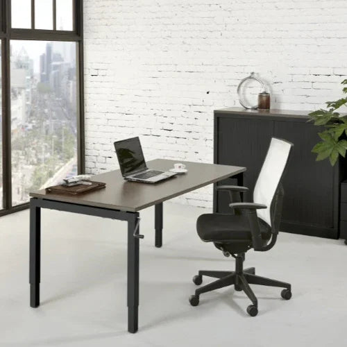 Modern zwart bureau met laptop en bureaustoel in lichte kantoorruimte, kantoormeubels online