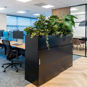 Zwarte plantenbak kast in modern kantoor met bureaustoelen, design werkplekken en vergaderruimte. Voortman, Sound and Vision, Sound & Vision, akoestische kast, schuifdeurkast, ruimteverdeler, opbergkast kantoor, akoestische ruimteverdeler, archiefkast, plantenbak kast, stalen kast, houtdecor kast, softclose kast, kantoorinrichting, projectinrichting
