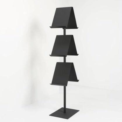 Zwarte metalen folderhouder met drie schappen, modern kantoormeubel voor kantoorinrichting.