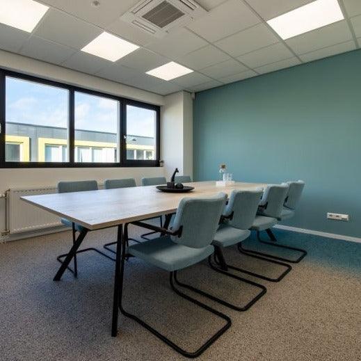 Moderne vergaderruimte met design sledestoelen en lange tafel, kantoormeubilair online