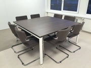 Vergadertafel met acht sledestoelen met lage rug, modern kantoor, design kantoormeubilair
