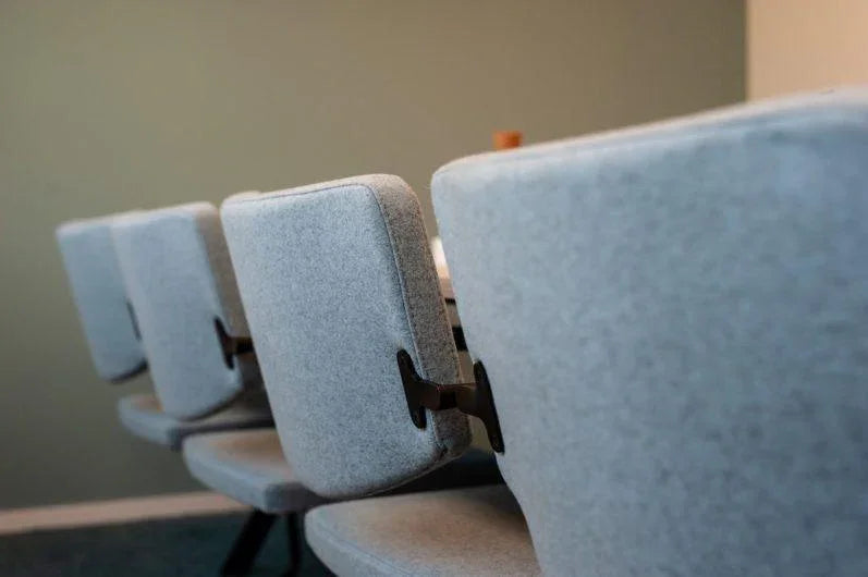 Moderne grijze sledestoel met lage rug in een vergaderruimte bij kantoormeubels.online