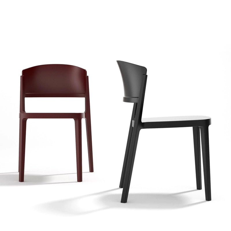 Design kantoorstoelen zonder armleuningen in zwart en bordeaux, minimalistisch op witte achtergrond