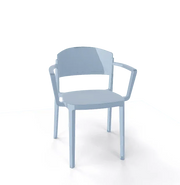 Lichtblauwe design kantoorstoel met armleggers, modern model op witte achtergrond