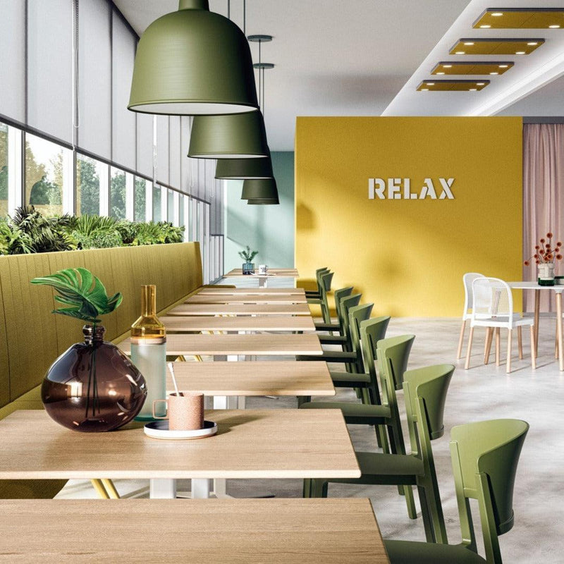 Moderne kantoormeubels met groene stoelen, houten tafels en gele RELAX-muur in kantoorruimte.