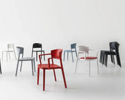 Design kantoormeubilair: moderne stoelen met en zonder armleuningen in diverse kleuren.