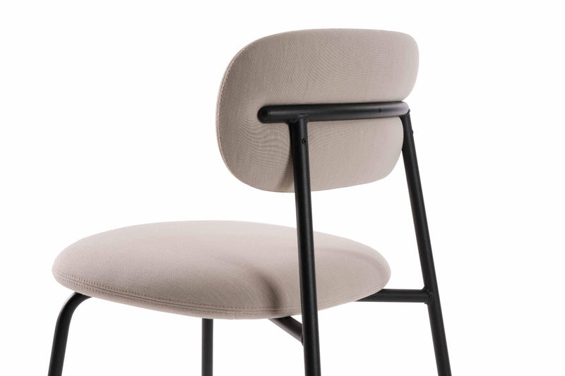 Artifort Aloa design stoel met beige bekleding en zwart stalen frame, moderne kantoormeubel