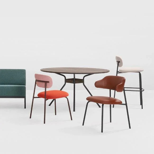 Design kantoormeubilair: Artifort Aloa stoelen, ronde tafel en bankje in moderne kantoorinrichting