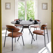 Design stoel Artifort Aloa rond tafel in lichte kantoorruimte met grote ramen