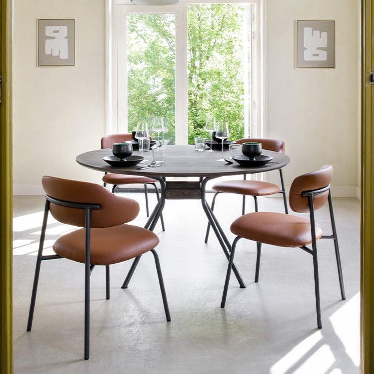 Design stoel Artifort Aloa rond tafel in lichte kantoorruimte met grote ramen