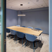 Moderne vergaderruimte met Artifort Beso stoelen en houten tafel, kantoormeubels online