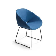 Blauwe Artifort Beso design stoel met slank metalen onderstel, ideaal voor kantoorinrichting.