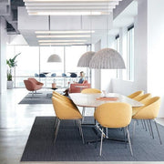 Design vergaderruimte met Artifort Beso stoelen, grote vergadertafel en moderne kantoormeubels