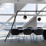 Moderne vergaderruimte met Artifort Beso stoelen, design tafel en grote ramen, kantoormeubilair
