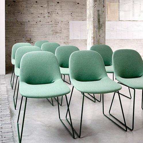 Groene Artifort Beso stoelen zonder armleuningen, moderne kantoormeubels, industriële ruimte