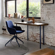 Design bureaustoel Artifort Jima bij modern bureau, industrieel kantoorinterieur
