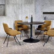 Design Artifort Jima stoelen bij ronde tafel in moderne kantoorruimte met bakstenen vloer